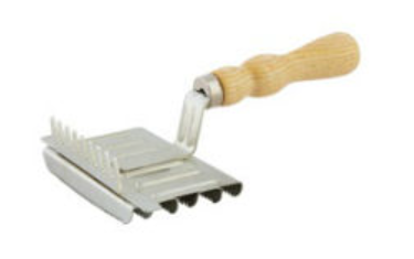 Aime Curry Comb – Square Metal
